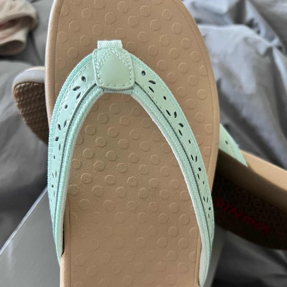 Size 10 VIONIC flip flops Seafoam
